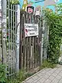 Eingangstor zum Grundstück der Alternativen Szene mit dem Schild Schweinepestbeobachtungsbezirk (2014)