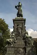 Wissenschaft (Medaillon: Athena), Eisengießer und Greis