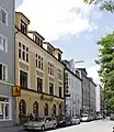 Baudenkmal Schillerstraße 36, Neorenaissance um 1910 mit auffälliger Hohlkehle unter der Traufkante und Stuckaturen