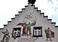 Trautweins Fassadenmalerei am Rathaus Schiltach, entstanden 1942. Die Fahne war ursprünglich eine Hakenkreuzfahne und wurde von ihm nach Kriegsende übermalt.