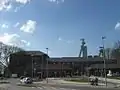 Haupteingang mit neuem Verkehrsverteiler (2015)