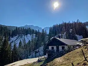 Almhütte der Schlagalm vor Schinderkulisse
