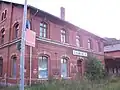 Bahnhof Bad Schlema, Empfangsgebäude mit früherer Stationsbezeichnung (2016)