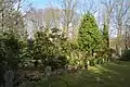 Der „Ehrenfriedhof Homfeld“ liegt etwa 100 Meter abseits verborgen in einem Wald. Lage54.0705777777789.7699194444444