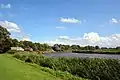 auf dem Rundweg um den Teich