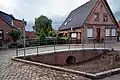 „Hohe Brücke“: Rathausstr. (Nr. 34) / Breitestraße, simulierte Geländer erinnern an den alten Verlauf der Kremper Au