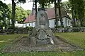 Lindenkranz, Feldsteinmauer und Ehrenmal vor der Kirche
