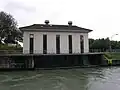 Rückpumpwerk zwischen kleiner und großer Schleuse mit Rechen am Wassereinlass