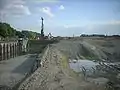 Erdarbeiten westlich der alten Schleuse; links das westliche Sparbecken, das im neuen unteren Vorhafen aufgeht, Mai 2008