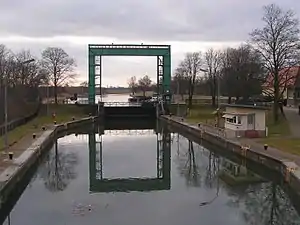 Schleusenkammer mit seitlich versetztem Hubtorportal