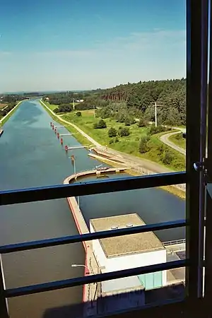 Blick aus der Revierzentrale Hilpoltstein auf das Unterwasser der Schleuse (2005)