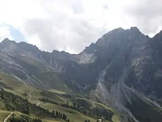 Schlicker Scharte (Bildmitte) zwischen Hohem Burgstall (links) und Schlicker Seespitze (rechts)
