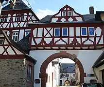 Blick in den Schlosshof mit den beiden Toren