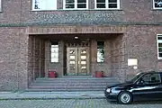 Eingang der berufsbildenden Schule HLA am Schloßwall, die heute auf dem Platz der Duburg steht