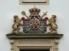 Das Wappen von Franziska Christine von Pfalz-Sulzbach über dem Schlosseingang