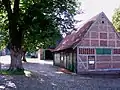 Nebengebäudeund Hof