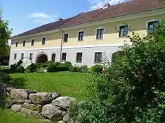 Meierhof. Links altes, rechts neues Portal