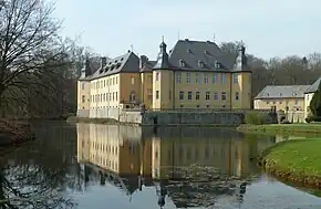 Auf Schloss Dyck war  Magit, die jüngste Tochter, bis zu ihrem Unfalltod 1924 Hofdame. Sie wurde in der Familiengruft in der Nähe von Schloss Dyck im Nikolaus­kloster beigesetzt.