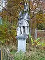 Florianfigur an der Gartenmauer