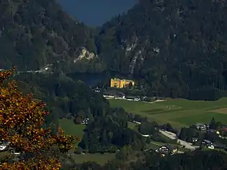 Einschartung der Scharflinger Höhe, davor Schloss Hüttenstein und der Krotensee