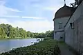 Schlossmauer mit Teich