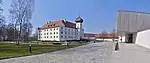 Schloss Hohenkammer (links) mit Tagungshotel Hohenkammer (rechts)