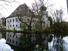 Seitenansicht mit Teich
