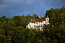 Das Schloss Klingenstein über dem Blautal wird in Blaustein erreicht.