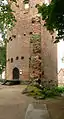 Amtsturm mit Maueransatz und Fundamentrest sowie im Boden rekonstruiertes Fundament