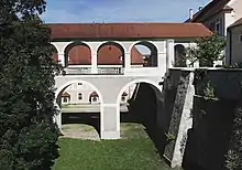 Graben mit Brücke