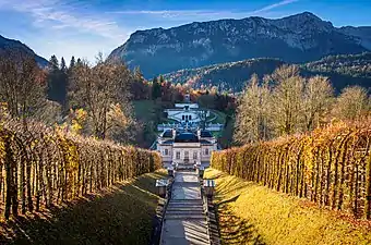 Blick über die Kaskade auf das Schloss