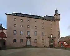 Hofseite des Altbaus samt innerem Tor und Uhrtürmchen
