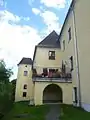 Seitentrakt mit Turm von Schloss Neuhaus