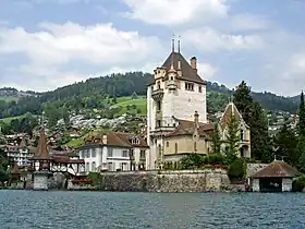 Schloss Oberhofen am Thunersee vom Wasser fotografiert