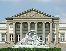 Vorderer Hauptportikus mit Nymphengruppe