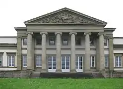 Hauptportikus der Hauptfassade(mit Skulptur 22).