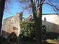 Inneres gotisches Tor der Kernburg (Ostseite) mit schönburgischem Wappenstein mit Jahreszahl 1530 und den erhaltenen Rollen einer Zugbrücke