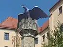 Adlersäule am Eingang