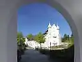 Schlosshofen Außenansicht 2017 Durchsicht unterer Torbogen