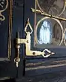 Vergoldeter Renaissance-Fensterzierbeschlag mit Stützkloben (Schlosskapelle Celle)