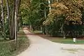 Der Schlosspark beim Eingang zur Promenade