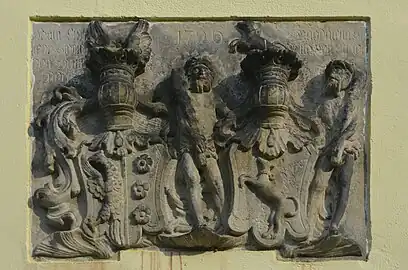 Sandsteinplatte von 1726 über dem Portal des Neuen Schlosses mit dem Ehewappen von Benckendorff und von Niclot