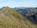 Schmalhorn. Davor die Almhütte Auf der Egge