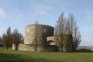 Hauptgebäude des Soldatenfriedhofs bei Bourdon