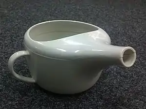 Zweiteilige Schnabeltasse aus Kunststoff (um 1970)