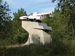 An der Stelle des Panzers steht eine rosa Schneefräse.