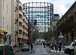Der Gasometer Schöneberg von der Albertstraße gesehen