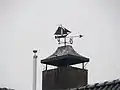Schornsteinkopf mit Abdeckung und kombinierter Wetterfahne in Lemmer