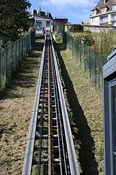 Schrägaufzug Panoramic 2 in Langres, oben links der 30 m lange Panoramic 1 in dessen Talstation