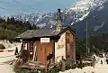 Schrankenwärterposten zwischen Bad Aussee und Obertraun, im Hintergrund der Sarstein (1980)